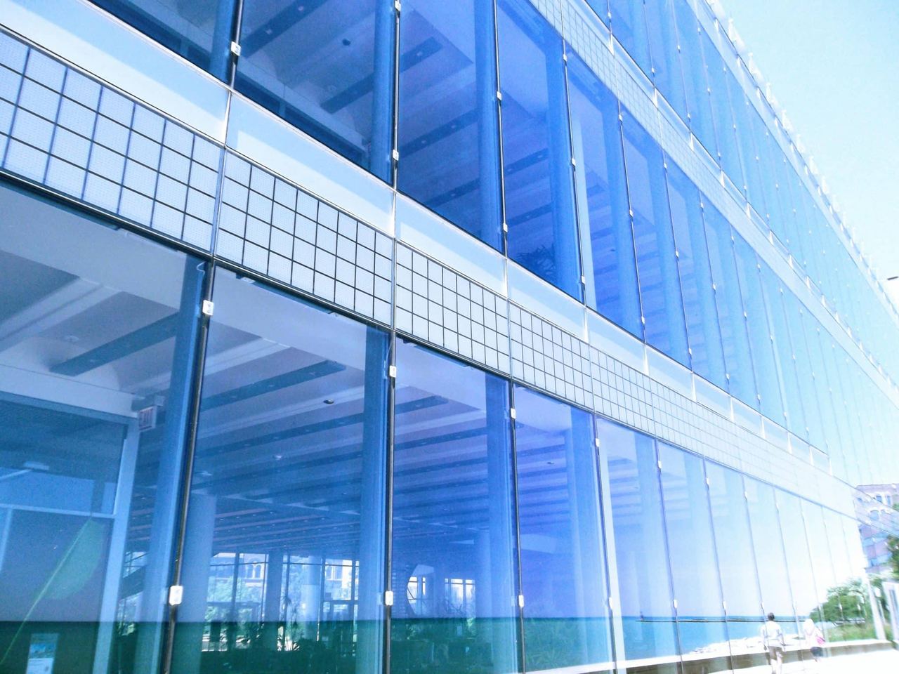 Fachada acristalada de un edificio de oficinas